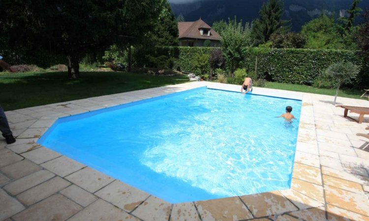 Dallage en pierre pour piscine à Saint-Nazaire-Les-Eymes 