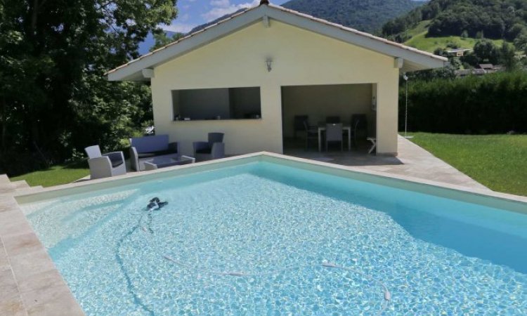 Pool house piscine à Saint-Nazaire-Les-Eymes 
