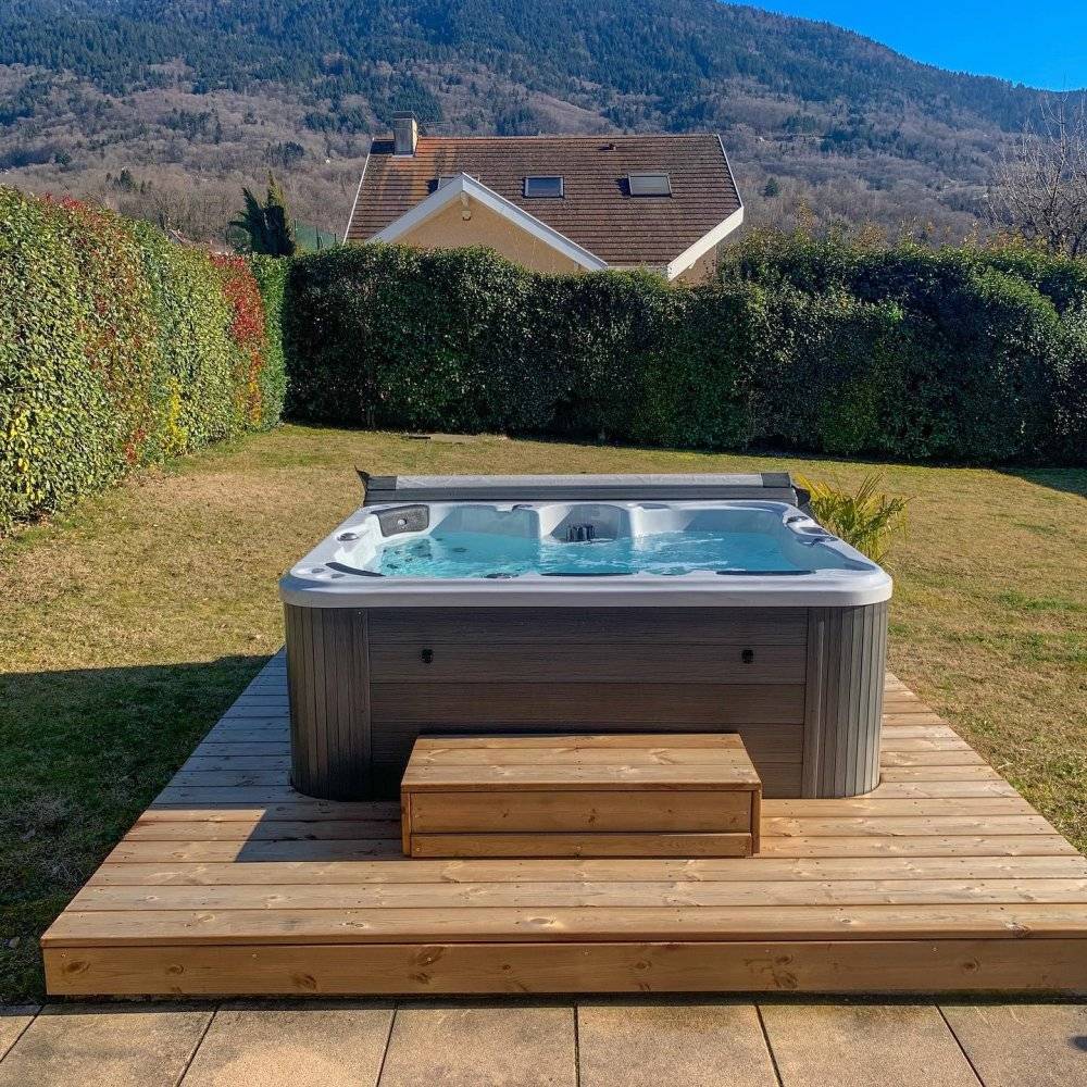 Jacuzzi extérieur bois à Saint-Nazaire-les-Eymes